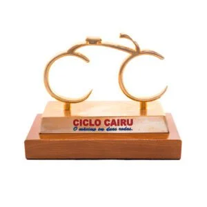 Troféu em fundição com base em aço e madeira e banho dourado