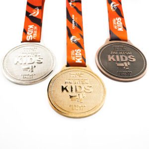 Medalha em metal ouro níquel cobre velho e fita digital