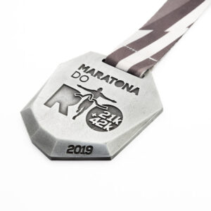 Medalha em metal 3D banho em prata velha e fita digital