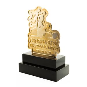 Troféu 3D em metal banho de ouro base de madeira