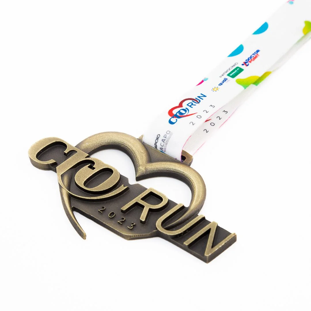 Medalha em metal 3D banho de ouro velho e fita digital