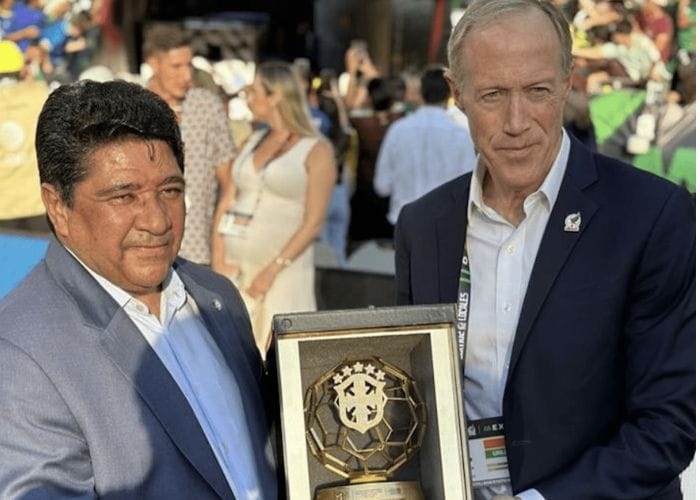 Troféu Metalvest feito para CBF brilha em campo no amistoso Brasil X México 2024