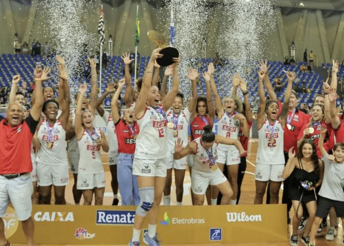 Troféu Metalvest na primeira edição da Copa LBF - Liga de Basquete Feminino
