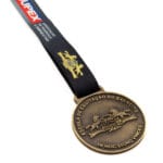 Medalha em metal 3D banho de ouro velho e fita digital