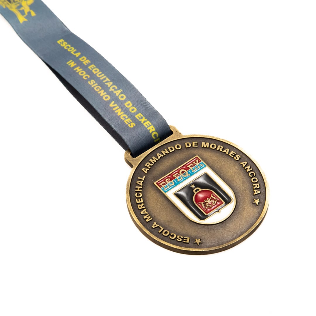 Medalha em metal banho de ouro velho